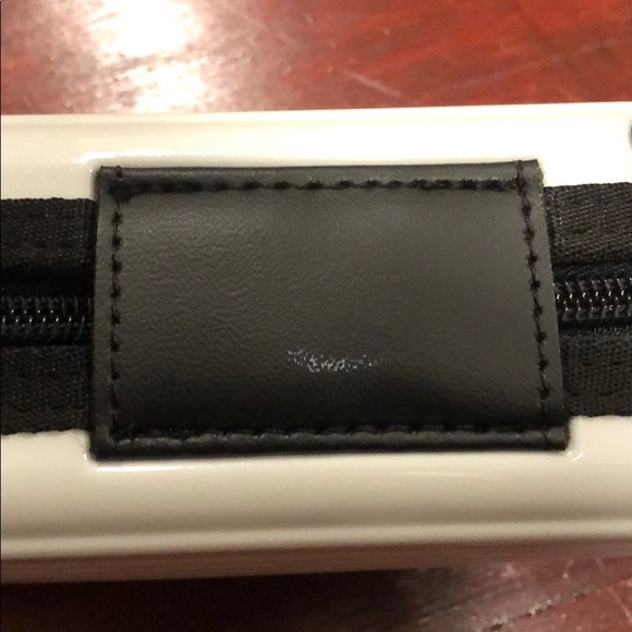 RIMOWA Travel Amenity Case -Eva Air - Picture 8 of 8